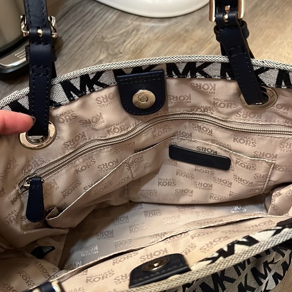 Michael Kors tote - Picture 5 of 7